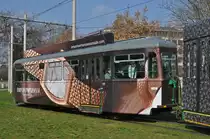 B 1459 mit einer Emporio Armani Werbung, anlässlich der Basel World 2016, fährt mit dem Be 4/6 S 675 zur Haltestelle am Bahnhof SBB. Die Aufnahme stammt vom 01.03.2016.