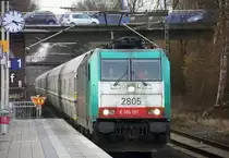 Die Cobra 2805  kommt mit einem langen Kalkleerzug aus Millingen(D) nach Yves-Gomezee(B) aus Rheydt,Wickrath,Beckrath,Herrath,Erkelenz,Baal,Hückelhoven-Baal,Brachelen,Lindern,Süggerrath,Geilenkirchen,Frelenberg,Zweibrüggen und fährt durch Übach-Palenberg in Richtung Rimburg,Finkenrath,Hofstadt,Herzogenrath,Kohlscheid,Richterich,Laurensberg,Aachen-West. 
Aufgenommen vom Bahnsteig 1 in Übach-Palenberg. 
Bei Sonne und Schneeregenwolken am Nachmittag vom 2.3.2016.