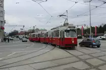Wien Wiener Linien am 16. Februar 2016: Ein Zug der SL D bestehend aus dem Tw E2 4022 (SGP 1979) und dem Bw c5 1422 (Rotax 1978) kreuzt eben den Gürtel auf dem Weg zur Haltestelle Quartier Belvedere.