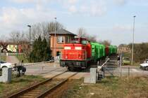 345 119 mit Holzzug f�hrt in Hagenow Stadt am Stellwerk vorbei nach Hagenow Land.03/2007
