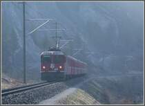 Im Morgendunst naht Ge 4/4 II 614  Schiers  aus Richtung Ilanz. (18.03.2007)
