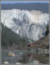 Ge 4/4 II 625  K�blis  kommt bei Versam-Safien um die Kurve und f�hrt entlang des Vorderrheins Richtung Disentis. (18.03.2007)