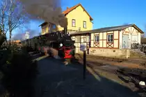 Nachdem 99 5901 am Morgen des 14.02.2015 am ehemaligen Bw Gernrode an den IG HSB-Sonderzug angekuppelt hat, setzt sie sich jetzt in Bewegung, um denselben aus dem Gleis zu ziehen, damit die dahinter wartende 99 6101 ebenfalls dieses Gleis verlassen kann, um sich danach als Vorspannlok vor den Zug zu setzen.