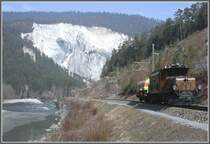 Die Feuerwehr naht. Die Ge 6/6 I 614 verfolgt mit einem Tankwagen voll Wasser den vorausfahrenden Dampfextrazug nach Disentis, um allf�llige B�schungsbr�nde im Keime zu ersticken. (18.03.2007)