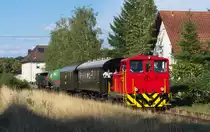Eine frische Hauptuntersuchung hat Lok 51 (ex MBE) der MECL bekommen. Die Lok wurde 1959 als Nr.12995 bei Jung in Jungenthal gebaut. Am 01.08.2015 kam Sie zu Fotozugehren. Viele Besucher aus Nah und Fern waren an der Strecke. Wir hatten uns allerdings im ehemaligen Bahnhof in Bachem ein ruhiges Plätzchen ausgesucht! Bahnstrecke 9321 Merzig - Büschfeld.