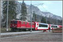 Ge 4/4 I 609  Linard  f�hrt mit dem Glacier-Express in Versam-Safien ein und hat hier einen Kreuzungshalt. (18.03.2007)