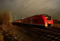 Stimmungsbild aus Kleinenbroich.
Eine Ausfahrende S8 nach Mönchengladbach scheint hier vor dem schlechten Wetter in Richtung Sonne zu türmen. 3.3.2016