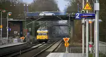 Oberleitungsmesswagen (Diagnose VT) 701 167-9 von DB Netz kommt aus Richtung Rheydt,Wickrath,Beckrath,Herrath,Erkelenz,Baal,Hückelhoven-Baal,Brachelen,Lindern,Süggerrath,Geilenkirchen,Frelenberg,Zweibrüggen und fährt durch Übach-Palenberg in Richtung Rimburg,Finkenrath,Hofstadt,Herzogenrath,Kohlscheid,Richterich,Laurensberg,Aachen-West.
Aufgenommen vom Bahnsteig 2 in Übach-Palenberg.
Bei Sonne und Graupelschauerwolken am Kalten Nachmittag vom 3.3.2016.