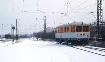 Im Gleisvorfeld des Bahnhofes Vaihingen (Enz) Nord ist der 1927 von der Deutschen Reichsbahn in Dienst gestellte T 04 der WEG im Februar 1992 abgestellt. Nachdem die Neubaustrecke von Mannheim nach Stuttgart 1991 in Betrieb genommen worden ist, verkehren - bis auf Übergaben - auf der im Hintergrund sichtbaren früher dichtbefahrenen Strecke keine Züge mehr.