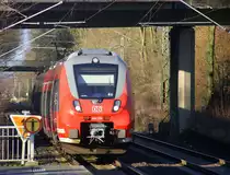 442 254 DB fährt als RE4 Verstärkerzug von Düsseldorf-Hbf nach Aachen-Hbf und hält  in Übach-Palenbeg 

in Richtung Rimburg,Finkenrath,Hofstadt,Herzogenrath,Kohlscheid,Richterich,Laurensberg,Aachen-West. Aufgenommen vom Bahnsteig 1 in Übach-Palenberg. Bei Sonne und Graupelschauerwolken am Kalten Nachmittag vom 3.3.2016. 
























