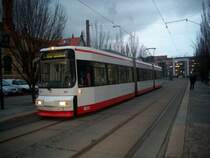 Hier jetzt nochmals GT6N 909. Die alte Werbung f�r die WEWOBAU wurde wohl zum Jahreswechsel aufgegeben. Somit ist er derzeit in Zwickau der einzige Niederflurwagen der in Firmenlackierung seine Runden dreht. Dieses Bild entstand am 19.03. an der Zentralhaltestelle in Fahrtrichtung Hauptbahnhof w�hrend der D�mmerung.