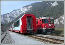 Der Gegenzug mit Ge 4/4 II 621  Felsberg  ist eingetroffen und der Glacier-Express setzt seinen Weg nach Zermatt fort. (18.03.2007)