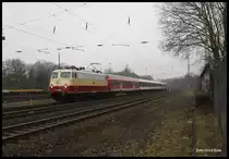 Es war wohl zum ersten Mal der Fall, dass die neue restaurierte AKE E 101309 mit einem Zug über die Rollbahn durch Hasbergen kam. Am 5.3.2016 war diese um 10,46 Uhr der Fall, als sie bei trüber Witterung mit einem Leerzug nach Delitzsch unterwegs war. Dank an dieser Stelle auch an die Hinweisgeber, die so kurzfristig mein Foto ermöglichten.