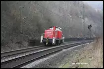 Erstmals in Lengerich zu sehen war die Haba 10 der Stadtwerke Osnabrück. Es handelt sich um die ex DB 295085. Diese war hier am südlichen Tunneleinschnitt in Lengerich auf dem Weg zum BW Hohne der TWE. Dort musste sie einen Sonderzug auf der TWE übernehmen, da die Freunde der Eisenbahn Tradition Lokmangel hatten.