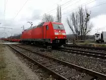 185 207-8 braust mit leerem Containertragwagenzug bei Bruck/L. in Richtung Wien; 160303