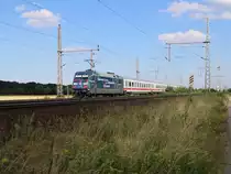 101 042-0 schiebt einen IC in Richtung Hannover Hbf. Aufgenommen bei Dedensen-Gümmer am 23.07.2014.