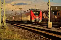 Eine S8 an deren Spitze der 1440 801-7 ist auf dem Weg nach Mönchengladbach Hbf.
Wolken türmen sich im Hintergrund auf und verheissen nichts gutes für den der auf ihrem Weg ist. Vor wenigen Augenblicken hat der Zug den Bahnstein in Kleinenbroich verlassen und fährt zum nächsten Halt nach Korschenbroich. 3.3.2016