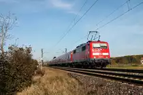 Nachschuss auf die Freiburger 111 048-5 am 31.10.2014, als sie mit einer RB (Basel Bad Bf - Offenburg) bei Hügelheim ihrem nächsten Zwischenhalt in Buggingen entgegen fuhr.