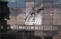 Viel Glas -

Hinter der Glasfassade und unter dem Glasdach des Berliner Hauptbahnhofes spiegelt sich in den großen Fensterscheiben einer S-Bahn der Berliner Himmel.

23.02.2016 (M)

