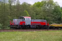 Überrascht wurden wir beim Wandern auf dem Elstertal Radweg von einem Schotterzug. 261 308-1 (V 170.19) der SGL - Schienen Güter Logistik GmbH in Dachau ist in Richtung Oelsnitz unterwegs. Gleich wird die Weiße Elster überquert. Unser Standort befindet sich auf der alten Trasse der Bahnstrecke (Wander- und Radweg). Durch den Bau der Talsperre Pirk mußte die Trasse aus dem Überflutungsbereich verlegt werden und steigt nun auf das Höhenniveau der Staumauer an, um dann am Stausee vorbei zu führen. Bahnstrecke 6270 Plauen ob.Bf. - Cheb zwischen Hp. Pirk und Talsperre Pirk am 19.05.2015