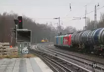 6.3.2016 Zepernick. Die Bauarbeiten für das ESTW Zepernick sind in vollem Gange. Zu sehen das neue Ks-Signal 4517 und neue Gleise. Nach Fertigstellung wird die Ein/Ausfahrweiche ca. in Höhe der 2Wege-Bagger liegen und damit eine höhere Ausfahrgeschwindigkeit ermöglichen. Rechts noch ein Kesselbomber mit 3 Elloks.