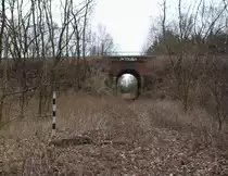 20.2.2016 Bad Belzig. Überführung der Kanonenbahn über die Brandenburgische Städtebahn, Blickrichtung Nord / Golzow. Links noch die Kennzeichnung des Einschaltkontakts einerr Bahnübergangsanlage ( Merkpfahl  / So 16) 