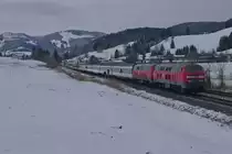 Bei Oberstaufen ziehen 218 421-6 und eine weitere 218er den von M�nchen nach Z�rich f�hrenden EC 196 bis nach Lindau (20.02.2016).