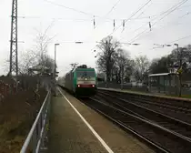 Die Cobra 2843 kommt die Kohlscheider-Rampe hoch mit einem langen Kalkleerzug aus Millingen(D) nach Yves-Gomezee(B) und fährt durch Kohlscheid in Richtung Richterich,Laurensberg,Aachen-West. 
Aufgenommen von Bahnsteig 2 in Kohlscheid. 
Bei Nieselregen am Kalten Nachmittag vom 5.3.2016.