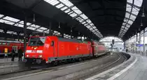 146 271 DB steht mit dem RE1 im Bahnhof Aachen bereit zur Abfahrt nach Hamm-Westfalen. Aufgenommen vom Bahnsteig 1 vom Aachen-Hbf. 
Am Nachmittag vom 6.3.2016.