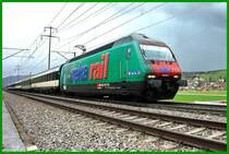 Re 460 062-3. Zwischen zwei kleinen Hagelschauern kommt der InterRegio nach Z�rich mit der gr�n-roten Werbelok dicht an mir vorbeigebraust. Frick im Aargau am 19.3.2007.