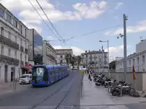 Tram TaM-2091 (Citadis402 Alstom) unterwegs auf der Ligne 1 nach Mosson.
 
Die TaM (Transports de Montpellier Méditerranée Métropole)hat für jede der 4 existierenden Linien gesondert gestaltete Fahrzeuge im Einsatz. 

2015-05-30  Montpellier Gare-Saint-Roch 