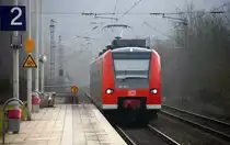 Die Rhein Niers Bahn (RB33) aus Aachen-Hbf nach Mönchengladbach-Hbf  und kommt aus Richtung Aachen-Hbf,Aachen-Schanz,Aachen-West,Laurensberg,Richterich,Kohlscheid,Herzogenrath,Hofstadt,Finkenrath,Rimburg und fährt in Übach-Palenberg ein und fährt dann weiter in Richtung Zweibrüggen,Frelenberg,Geilenkirchen,Süggerrath,Lindern,Brachelen,Hückelhoven-Baal,Baal,Erkelenz,Herrath,Beckrath,Wickrath,Rheydt. 
Aufgenommen vom Bahnsteig 2 in Übach-Palenberg. 
Bei Sonne und Graupelschauerwolken am Kalten Nachmittag vom 6.3.2016.
