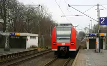 Ein Nachschuss von der Rhein Niers Bahn (RB33) aus Aachen-Hbf nach  Mönchengladbach-Hbf und aus Richtung Aachen-Hbf,Aachen-Schanz,Aachen-West,Laurensberg,Richterich,Kohlscheid,Herzogenrath,Hofstadt,Finkenrath,Rimburg,Übach-Palenberg,Zweibrüggen,Frelenberg und hat gerade eben in Geilenkirchen gehalten und fährt weiter in Richtung Süggerrath,Lindern,Brachelen,Hückelhoven-Baal,Baal,Erkelenz,Herrath,Beckrath,Wickrath,Rheydt. 
Aufgenommen vom Bahnsteig 2 in Geilenkirchen.
Bei Sonne und Schneeregenwolken am Kalten Nachmittag vom 6.3.2016.