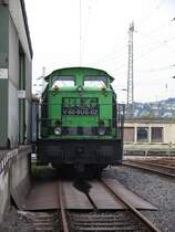 V60-BUG-02 abgestellt vor der Drehscheibe im Siegener Bahnhof. Zu welchem Unternehmen geh�rt ( geh�rte ) die Lok?