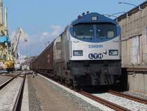 Blue Tiger330091 abgestellt im Rostocker Seehafen.Im Hintergrund steht die V60 der Firma MEG.Aufgenommen am 20.03.07(hinter der Absperrung,nicht in den Gleisen.)