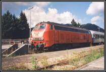 218 322 ist soeben in den Bahnhof Schliersee eingefahren, und wartet nun auf die Weiterfahrt nach Bayrischzell. 