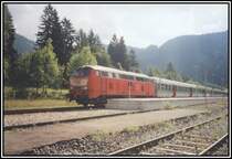 218 350 wartet mit einem Regionalzug auf die Abfahrt nach M�nchen. Aufgenommen im Sommer 2000 im Bahnhof Bayrischzell.