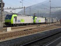 BLS re 485 in Doppeltraktion.
Dahinter h�ngen noch 2 Re 465 
Im Bahnhof Brig  Sommer 2005