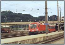 1016 003 wartet mit dem OEC 568 in Kufstein auf die Weiterfahrt nach Bregenz, wo er um 23.06 Uhr ankommen sollte.