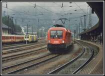 Das M�rklin Vorbild 1016 002 rollt im Sommer 2005 langsam in den Bahnhof Kufstein ein. Nach kurzem Aufenthalt, ging es weiter Richtung Innsbruck. Im Hintergrund wartet die ES64U2-048 und eine Schwestermaschiene auf weitere Aufgaben.