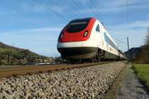 RABDe 500  Vincenzo Vela . Kurz die Luft anhalten, wenn der ICN nach Basel so dicht an einem vorbeirauscht. Hier bei Frick im Kanton Aargau, aufgenommen am 5.3.2007. 