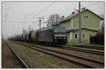 R4C 185 563 (Nachschiebe bis Rekawinkel durch LTE 185 528) mit dem Getreidezug 95978 von Hegyshalom nach Rotterdam, auf �sterreichischem Staatsgebiet durch die LTE gef�hrt, am 17.3.2007 bei der Durchfahrt des unbesetzten Bahnhofes Wien-Oberlaa. 