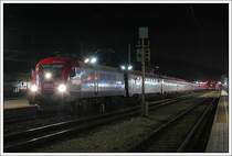 1016 047 macht seit einiger Zeit Werbung f�r die Wiener St�dtische Versicherung. Am 17.3.2007 bespannte sie den OEC 569  WIFI Karriere-Express  von Bregenz nach Wien West. Die Aufnahme entstand am Abend in Wien H�tteldorf.