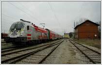 Der Bundesheertaurus 1116 246 war am 17.11.2007 an den Durchbindern zwischen Breclav und Wiener Neustadt im Einsatz.  Das Foto aus dem Grenzbahnhof zu Tschechien, Hohenau, zeigt R 2325 bei der Ausfahrt Richtung S�den. (Aufnahme mit 18mm)
