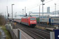 Lok 101 078-4 f�hrt am 22.02.2007 mit einem Intercity dem Bahnhof Eisenach-Opelwerk vorbei. 
