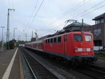 Die gute alte 141 402 ist auf einer ihrer letzten Fahrten. Hier wurde sie im Herbst 2006 bei der Ausfahrt aus Gie�en Hbf geknipst. Mittlerweile steht sie ausgeschlachtet in Frankfurt und wartet auf den n�chsten Schrottzug.:-(