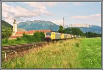 Das Rocovorbild E189-914 und eine Schwestermaschiene rollen mit einem Kombizug nach M�nchen. Aufgenommen beim Kloster Raisach.