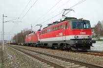 Mit diesem Bild vom 21.03.2007 beginnt eine neue Fotozeit f�r mich.Ich habe es mit meiner neuen Nikon D40 gemacht.Zu sehen sind 1142 628 + 182 002 mit Containerzug beim Warten auf dem Ausweichgleis in Wartberg/Kr.