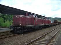 212 370-1 und 212 106-9 warten auf Weiterfahrt auf Gleis 2 im Bahnhof Arnsberg (Westfalen).