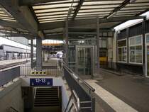 Gleis 11 des Trierer Hauptbahnhofes. Hier ist der Ausgangsbereich zu sehen, sowie die Unterf�hrung und der Aufzug zu den Bahnsteigen.                                 21.03.07